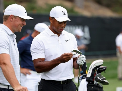 Tiger Woods Tries DeChambeau's Single Length Irons Before Genesis Open Golf Accessories Reviews